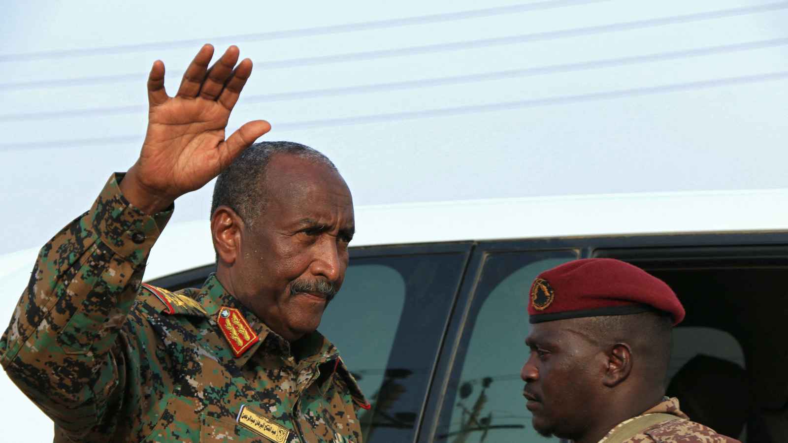 عبر تجار من 5 دول.. البرهان يحول بورتسودان إلى سوق لبيع المساعدات الإنسانية