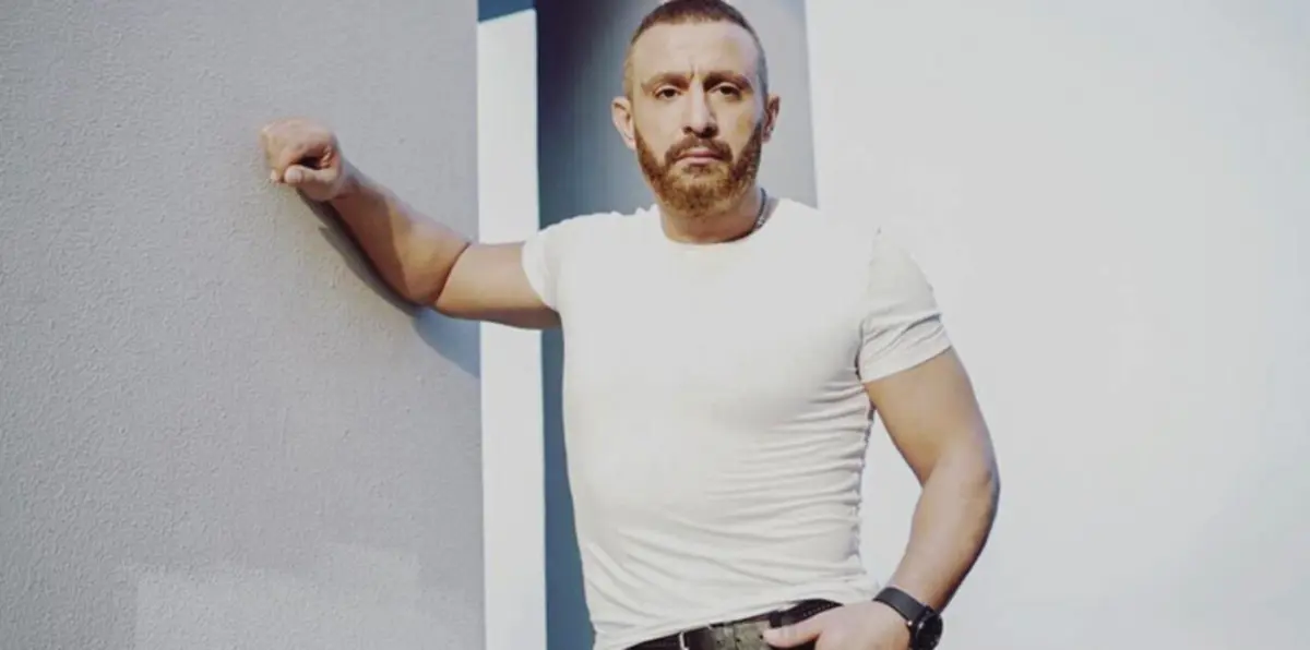 شاهد كيف أنقذ أحمد السقا فتاة من الموت (فيديو)