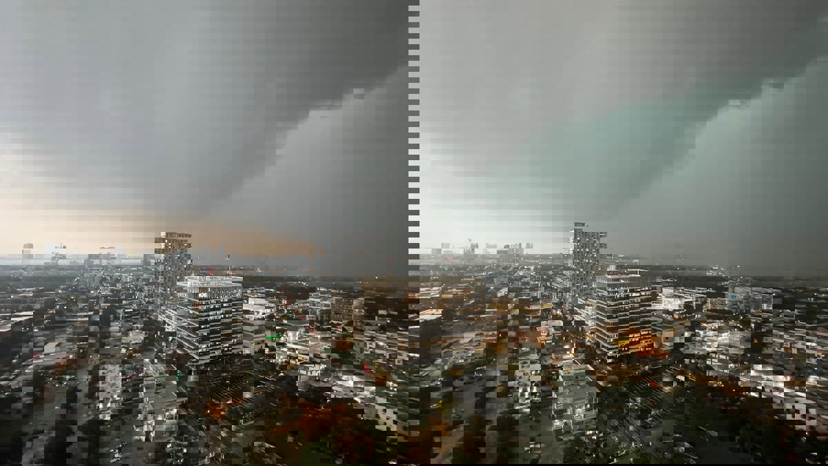 النهار انقلب ليلاً.. عاصفة مرعبة تضرب هيوستن الأمريكية (صور وفيديو)