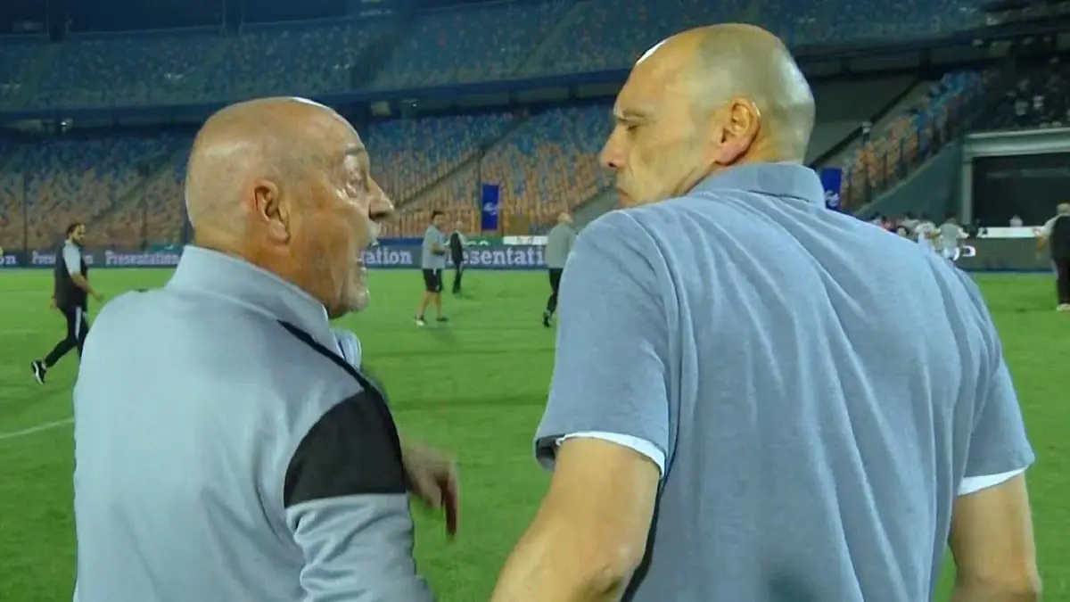 نقاش حاد بين فيريرا وجونياس في مباراة الزمالك وبيراميدز بالدوري المصري (صور)