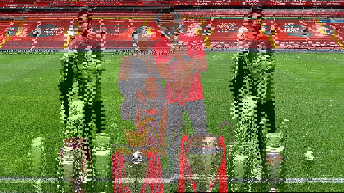 محمد صلاح يحتفل مع عائلته بإنجازاته مع ليفربول ويسجل الظهور الأول لابنته "كيان" (صور)