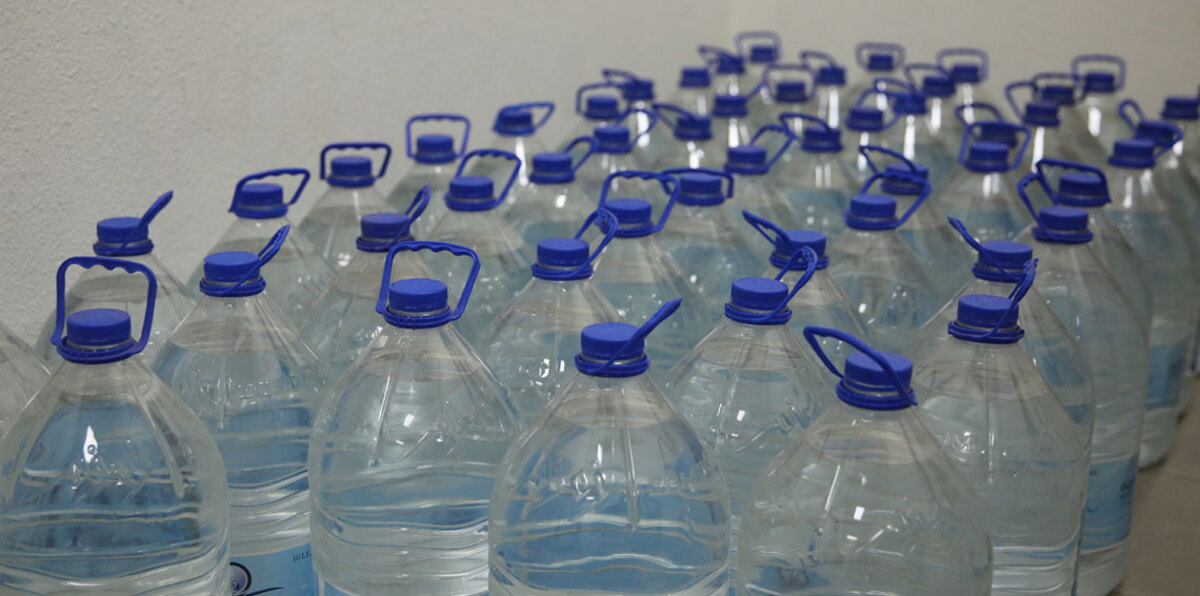 الجمارك السعودية تعلّق على فیدیو إتلاف عبوات "زمزم" لمعتمرين أردنيين (فيديو)