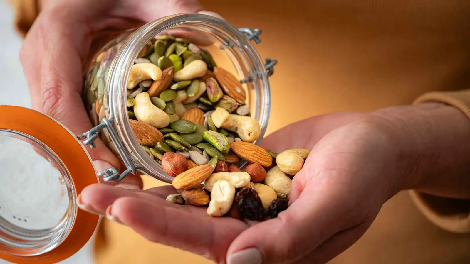 رغم سعراتها المرتفعة.. لماذا لا تزيد المكسرات الوزن؟