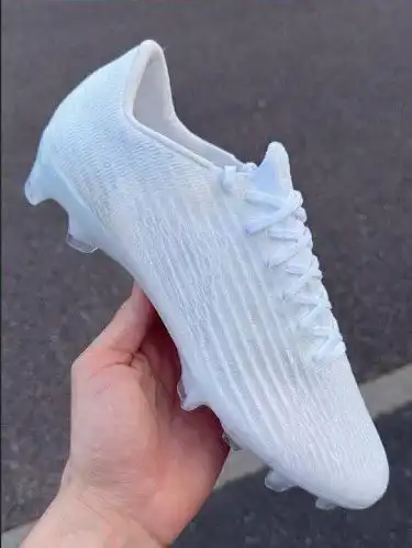 الحذاء الأبيض الذي ارتداه كريستيانو رونالدو