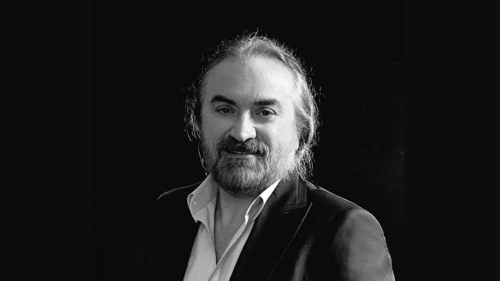 أوصى بحرق جثته.. وفاة مطرب تركي على المسرح (فيديو)