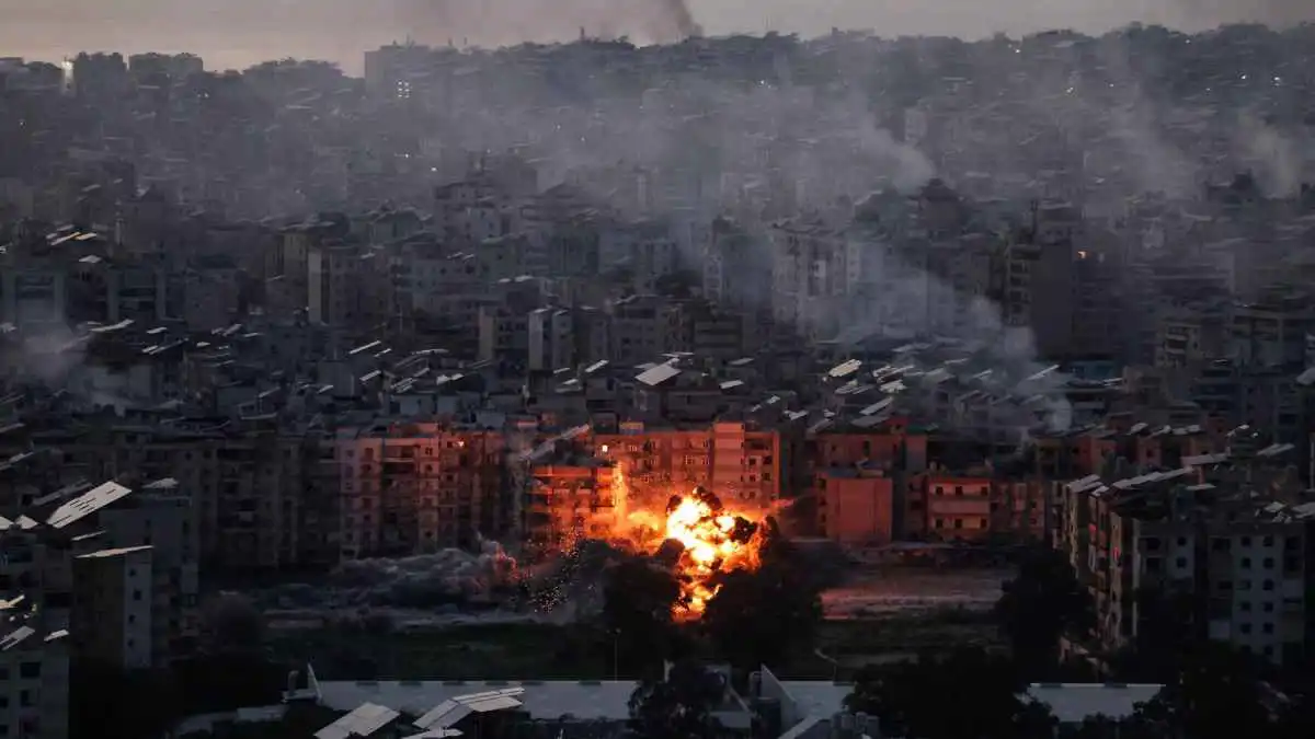 لبنان: 19 قتيلاً بغارة إسرائيلية على مبنى سكني في صير الغربية (فيديو)