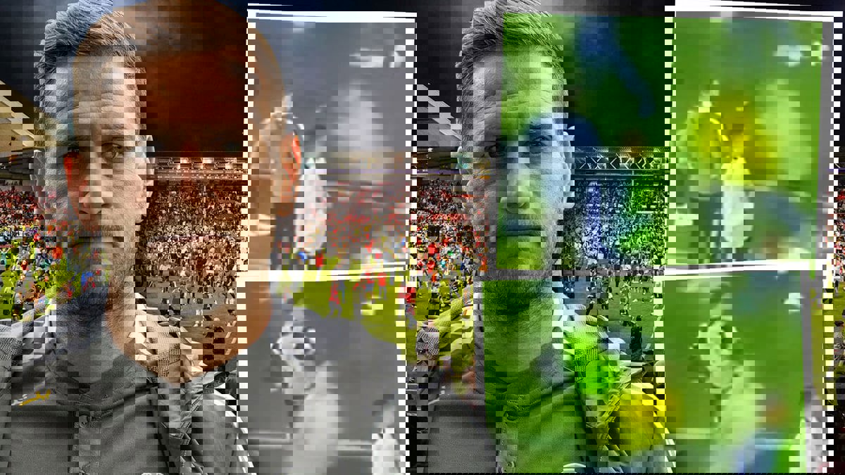 الشرطة تعتقل رجلا بعد هجوم على بيلي شارب نجم شيفيلد يونايتد في الملعب (فيديو)