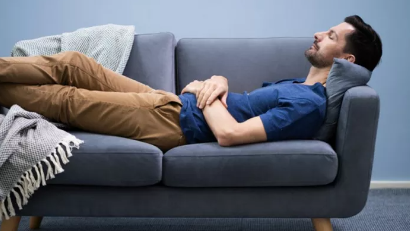 لماذا يجب عليك تجنب النوم على الأريكة؟