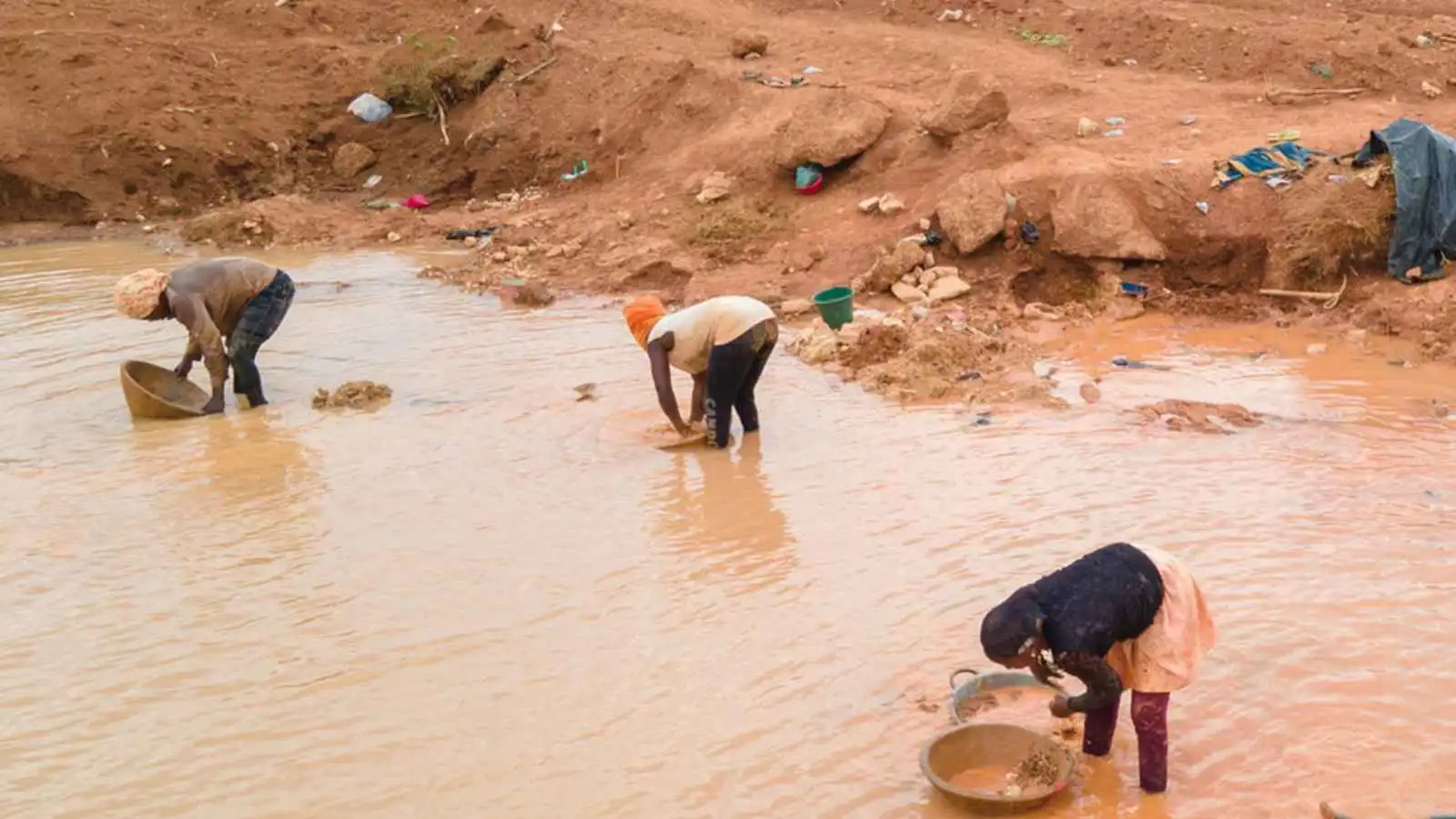 11 قتيلًا بانهيار منجم ذهب في غينيا