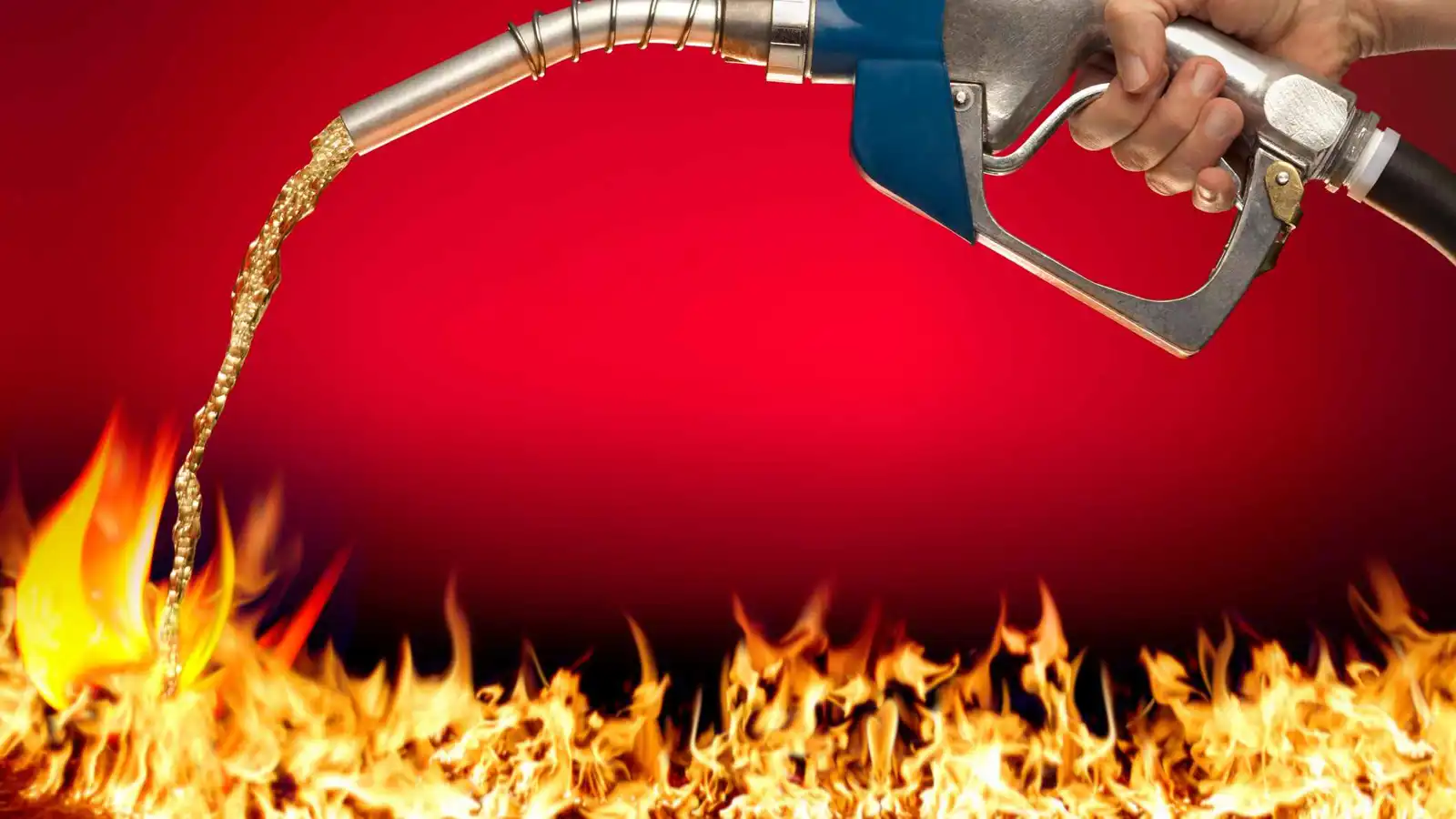 رفضته حبيبته فأشعل النار في محطة وقود (فيديو)