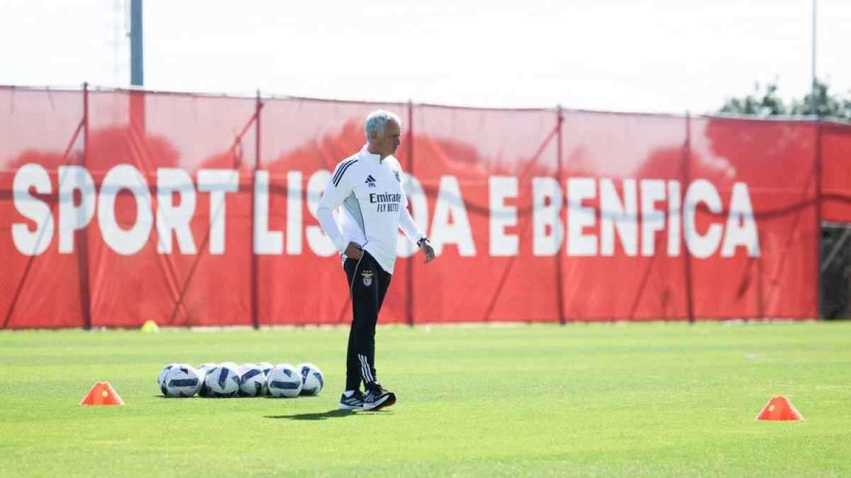 جوزيه مورينيو يهاجم الحكام بعد أول عثرة مع بنفيكا