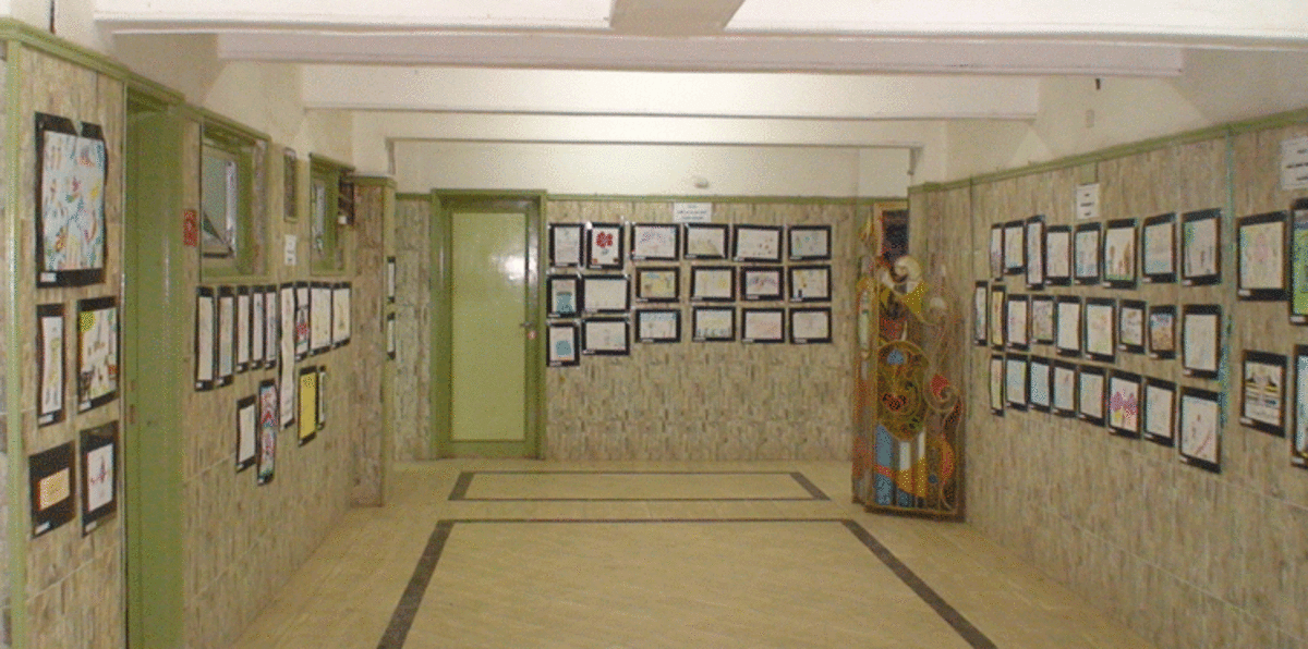 فلسطين.. فنانة من غزة ترسم لوحات فنية ببصمة أصبعها