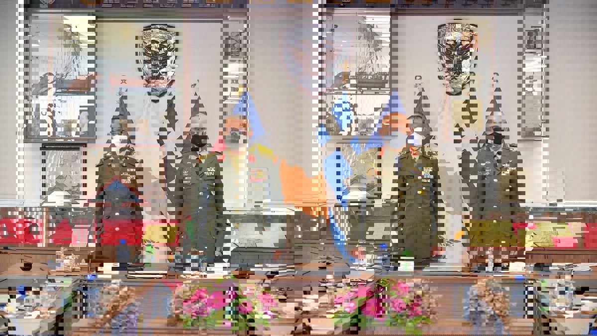 رئيس الأركان الإماراتي يبحث مع نظيره القبرصي تعزيز التعاون الدفاعي