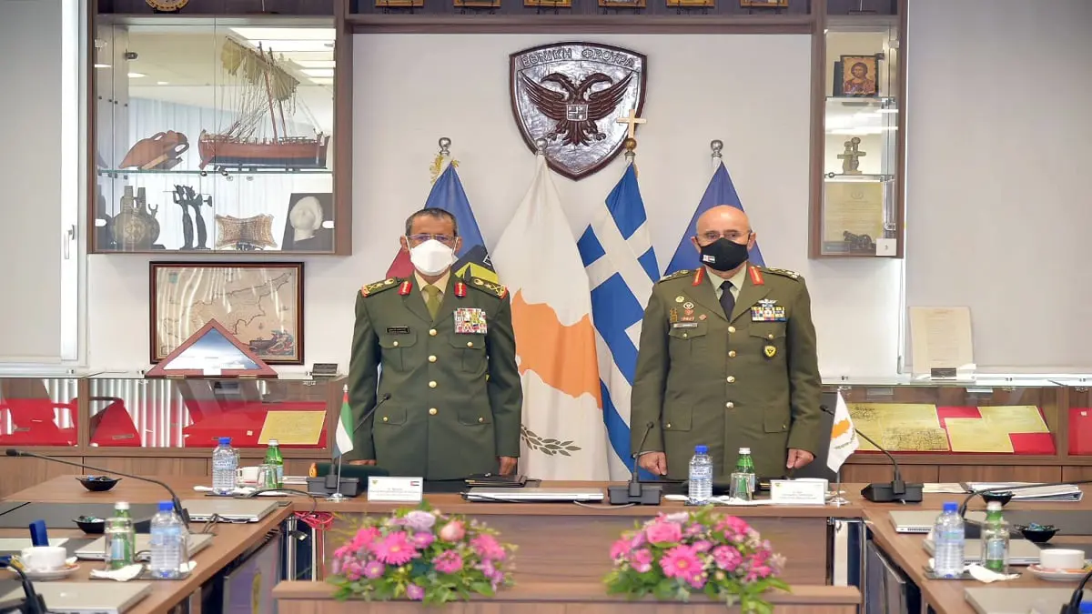 رئيس الأركان الإماراتي يبحث مع نظيره القبرصي تعزيز التعاون الدفاعي