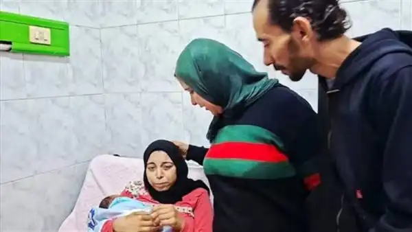 والد ووالدة الرضيعة