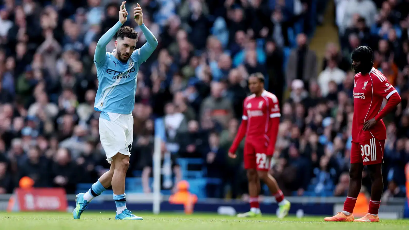 قميص ليفربول يثير غضب جماهير مانشستر سيتي على ريان شرقي (فيديو)