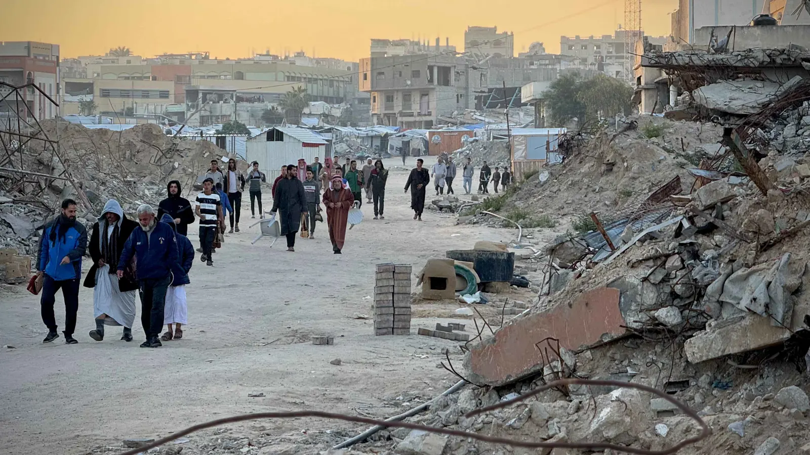 "أراجيح الأطفال تواجه الموت".. كيف استقبلت غزة عيد الفطر؟ (فيديو وصور)