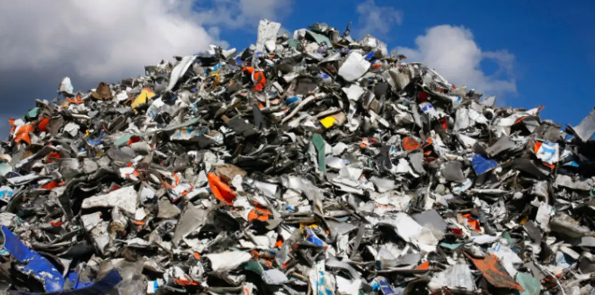 إندونيسي يحول القمامة إلى وقود لدراجته النارية