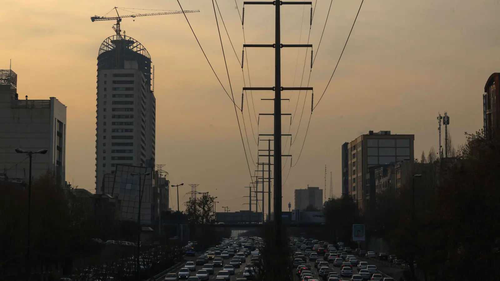 "المونيتور": كلما طالت المحادثات النووية "ازداد الظلام في إيران"