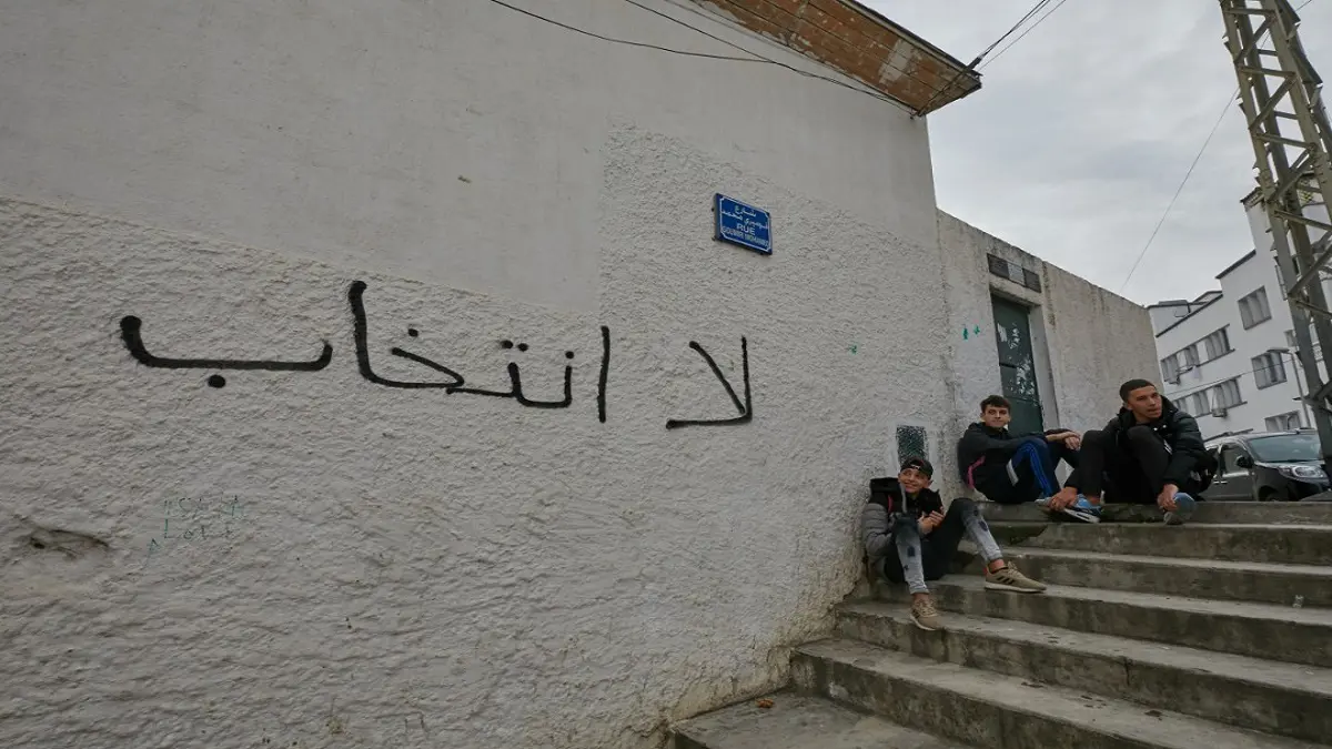 حملة انتخابات الرئاسة في الجزائر.. لافتات دعاية بيضاء ورفض شعبي واسع (صور)