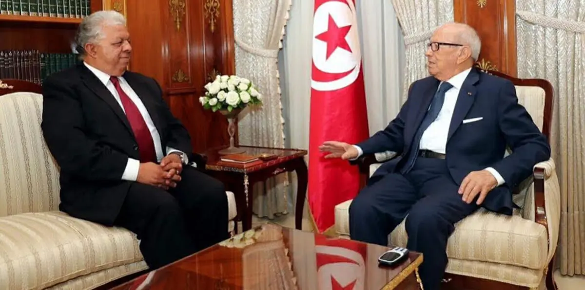 قبيل عرض مقابلة منتظرة.. هاتف السبسي يسرق الأضواء