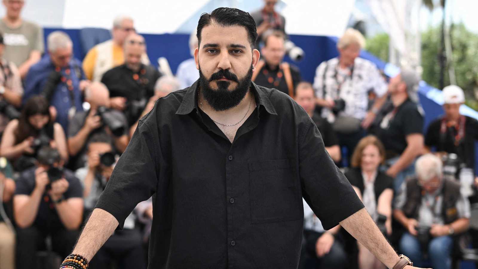 مخرج "عائشة لا تستطيع الطيران" يعتذر بعد "ألفاظ غير لائقة"