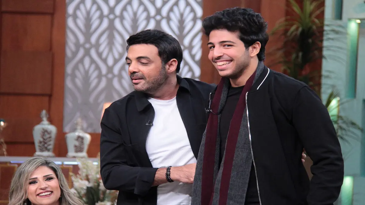 عمرو ياسين يدافع عن خلع والدته الفنانة الشهيرة للحجاب (فيديو إرم)