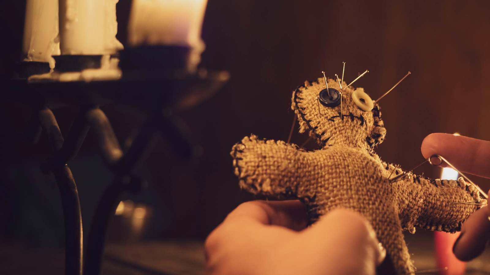 الجزائر.. تفاصيل صادمة في قضية "مشعوذ" أساء لآلاف النساء