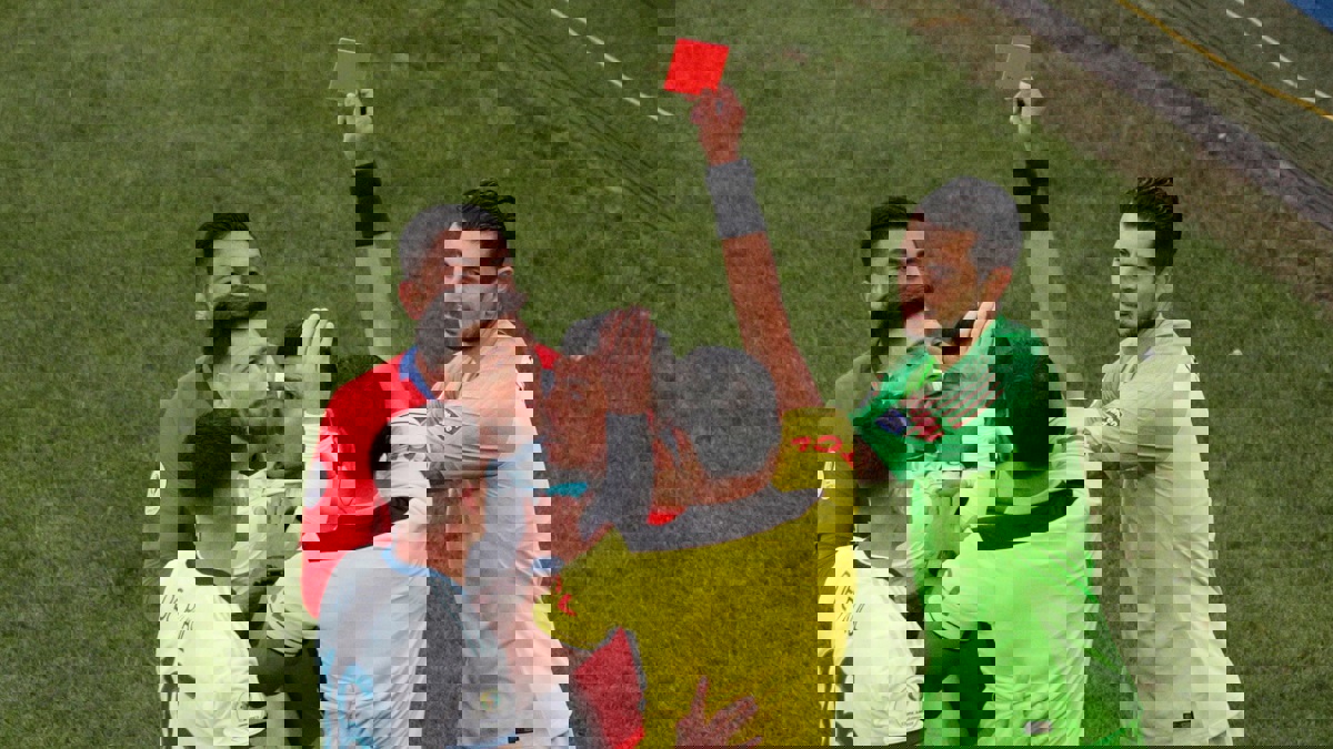 حكم مباراة الأرجنتين ضد تشيلي يكشف سبب طرد ليونيل ميسي وغاري ميديل يدافع عن البرغوث (فيديو)