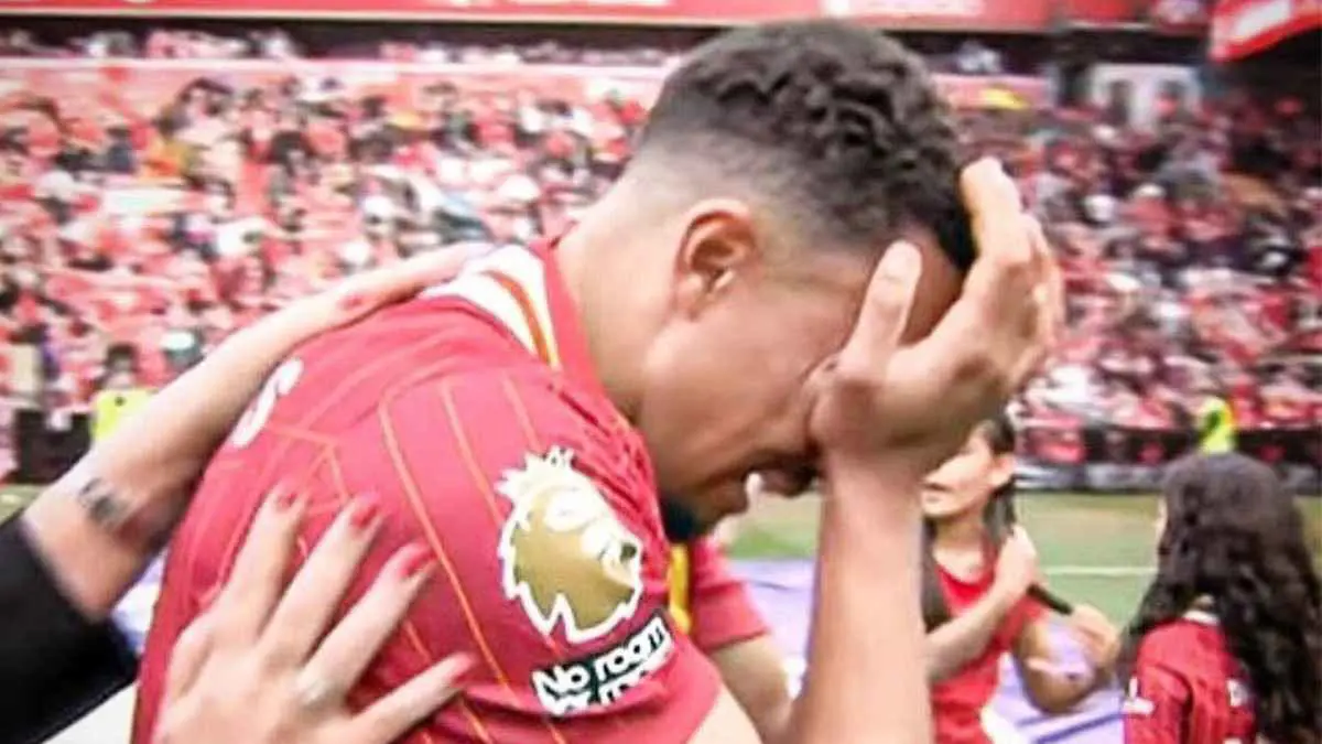 أرنولد ينهار أمام جماهير ليفربول (فيديو)