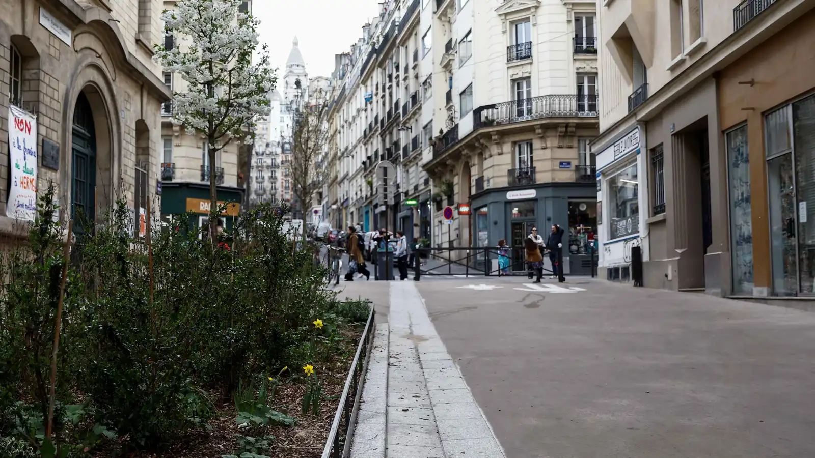 فنانة مصرية تستغيث بعد سرقتها في باريس