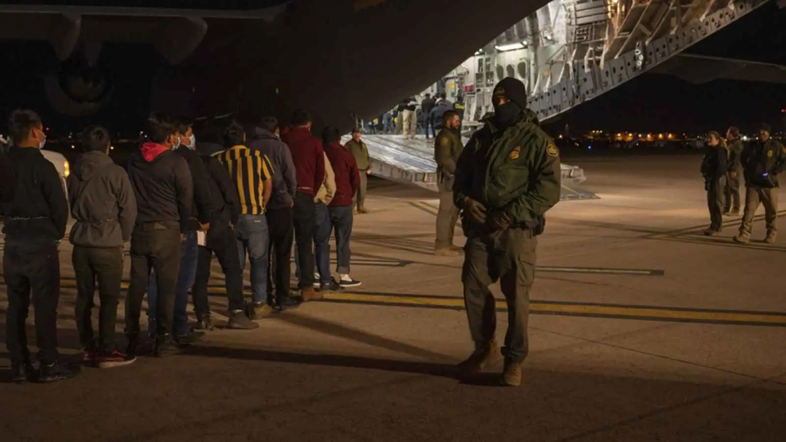 مقابل ألف دولار.. أولى دفعات المهاجرين غير النظاميين تغادر أمريكا طوعًا