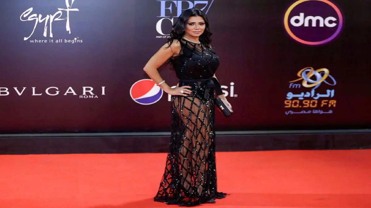 بعد "الهوت شورت".. رانيا يوسف بالحجاب في "مملكة إبليس" 