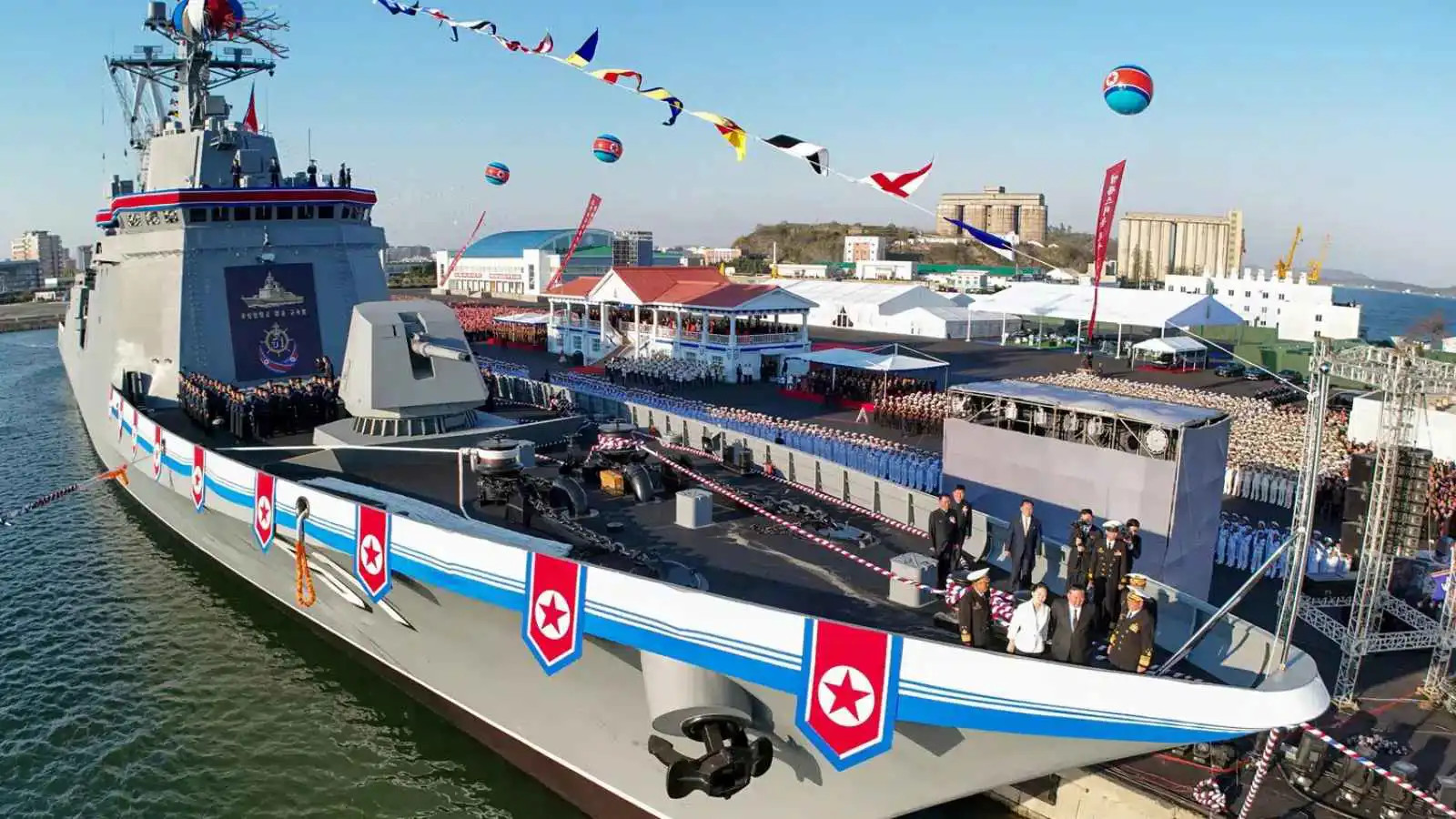 وسط توتر مع واشنطن.. كيم يتفقد مدمرة بحرية ويأمر برفع التأهب العسكري