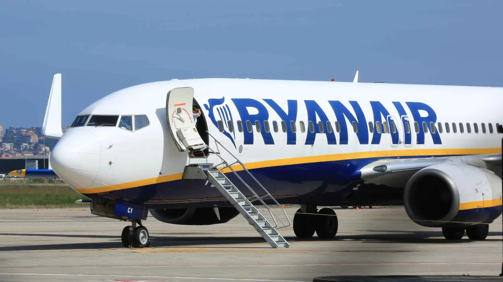 إنذار كاذب يتسبب بإخلاء طائرة إسبانية (فيديو)