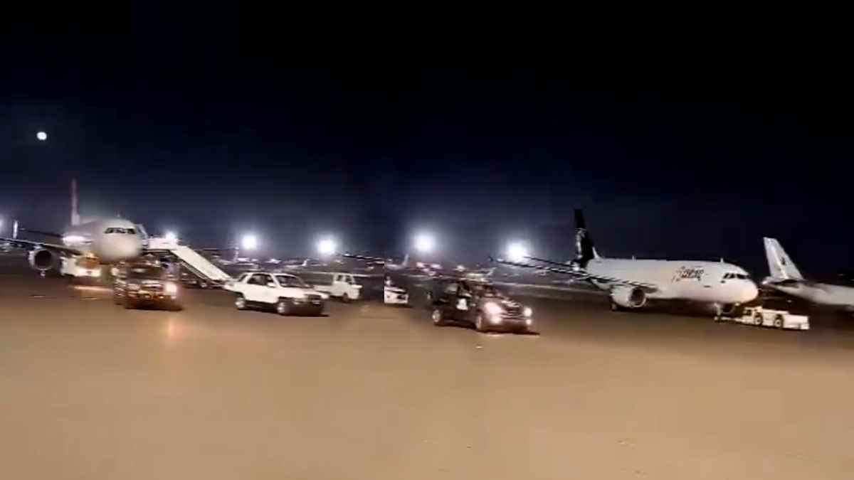 بعد مقتل "غنيوة".. إخلاء طائرات من مطار معيتيقة إلى مصراتة (فيديو)