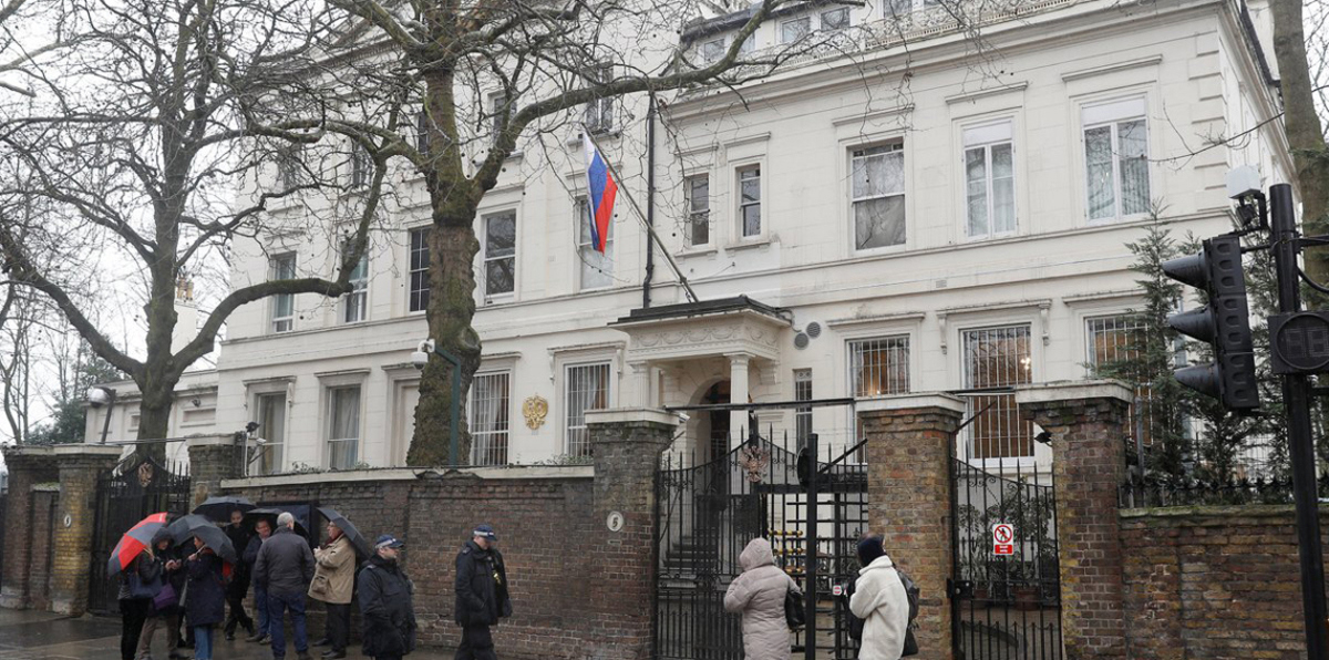 سفارة روسيا تحذّر رعاياها من السفر إلى بريطانيا "خشية الاعتقال"