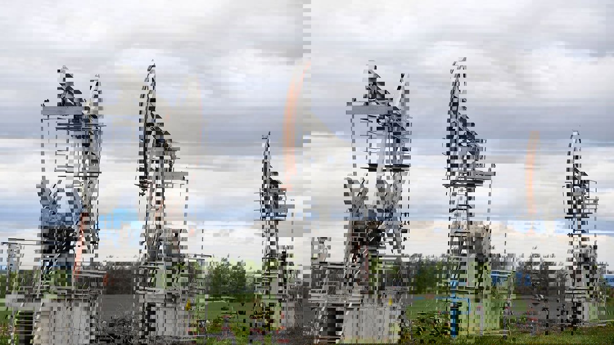 النفط يواصل مكاسبه مع تحسن شهية المخاطرة والمخزونات الأمريكية تتراجع