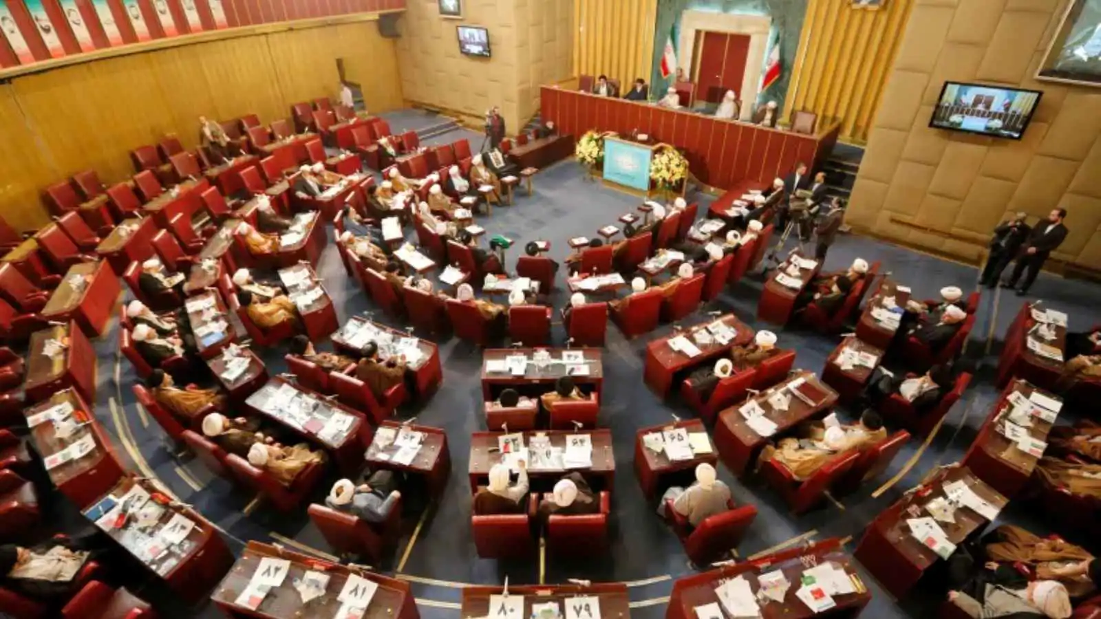 من يتخذ القرار؟.. بوادر صراع  على السلطة تُنذر بسقوط سريع للنظام في إيران