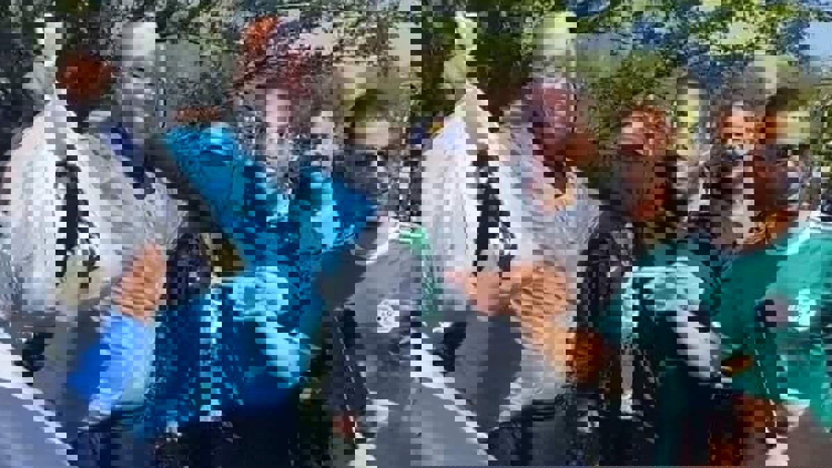 جماهير جزائرية تتظاهر أمام الفيفا بأقنعة صامويل إيتو وبكاري غاساما (صور)