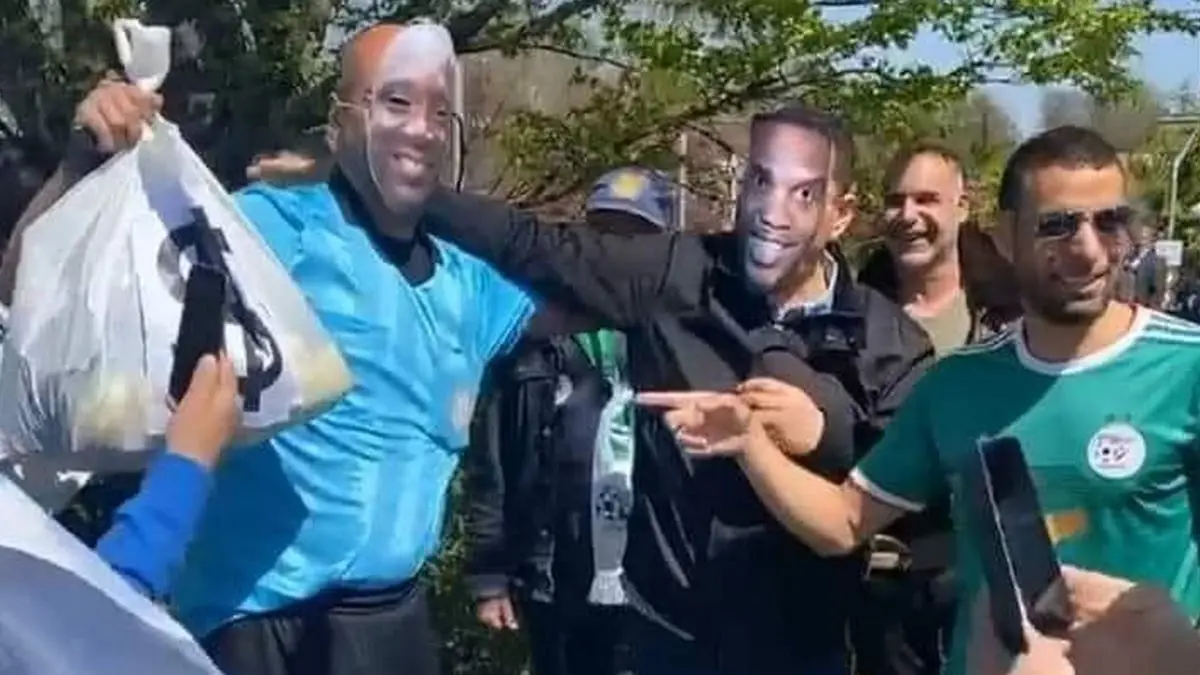 جماهير جزائرية تتظاهر أمام الفيفا بأقنعة صامويل إيتو وبكاري غاساما (صور)