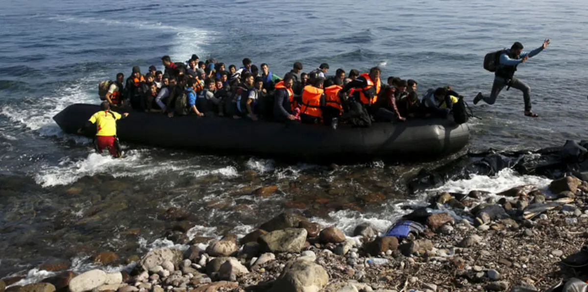 الجزائر.. ملاحقة عسكرية في البحر تنتهي بمحاولة انتحار لمهاجرين