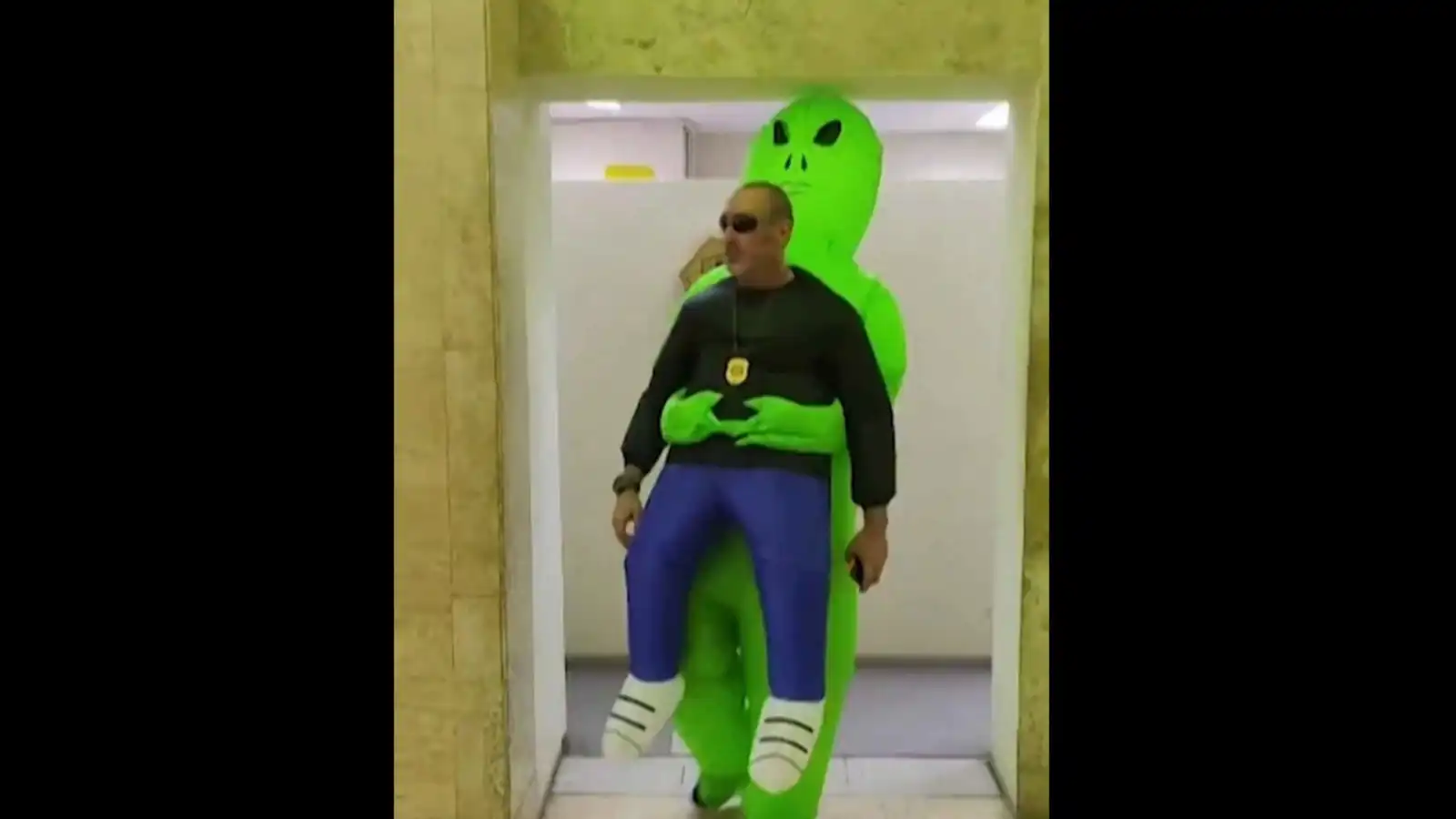 شرطة ساو باولو تتنكر بزي كائنات فضائية للقبض على مجرمين (فيديو)