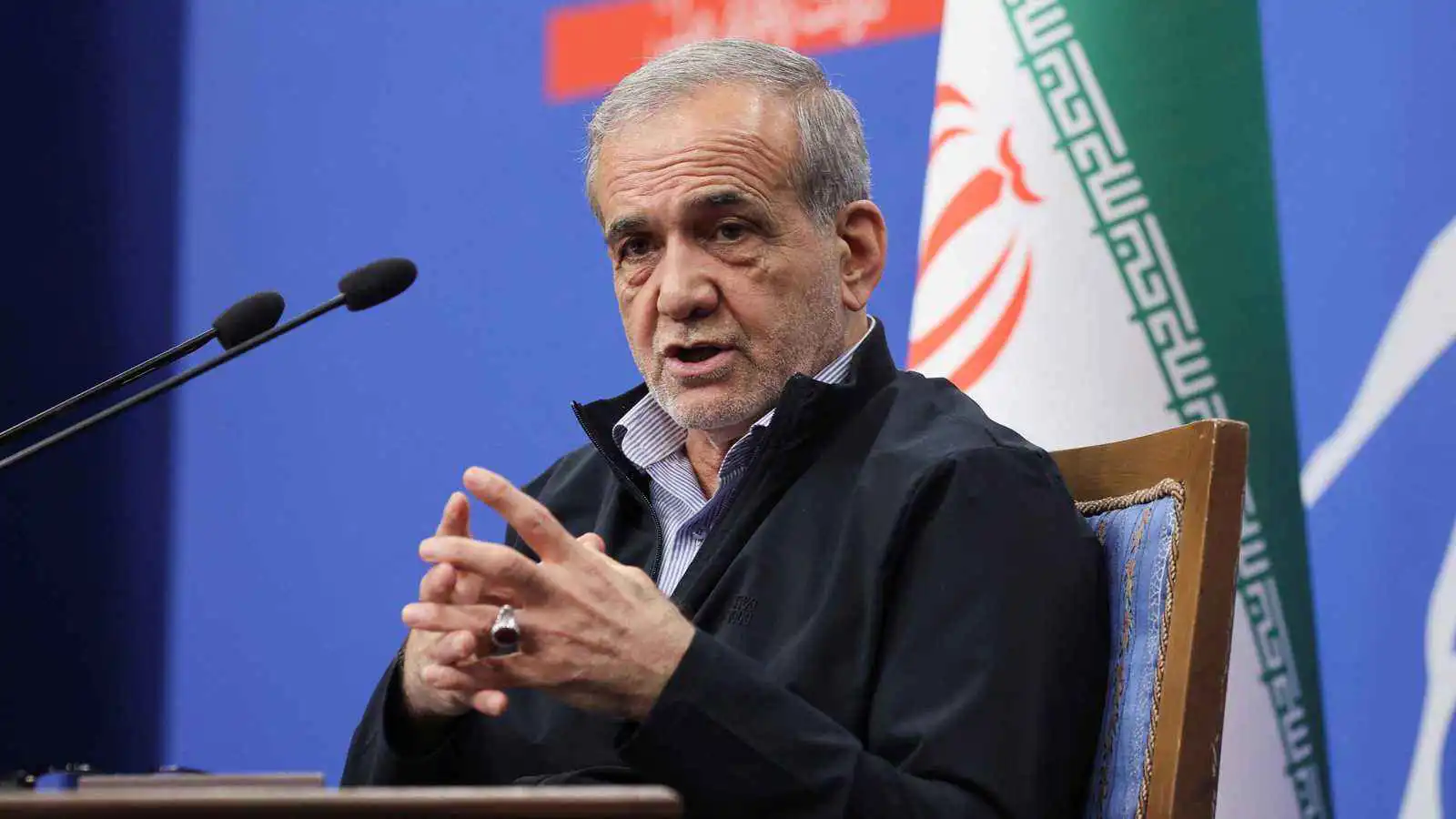 تحت ضغط الاحتجاجات.. بزشكيان يتحرك لاحتواء أزمة انهيار العملة الإيرانية