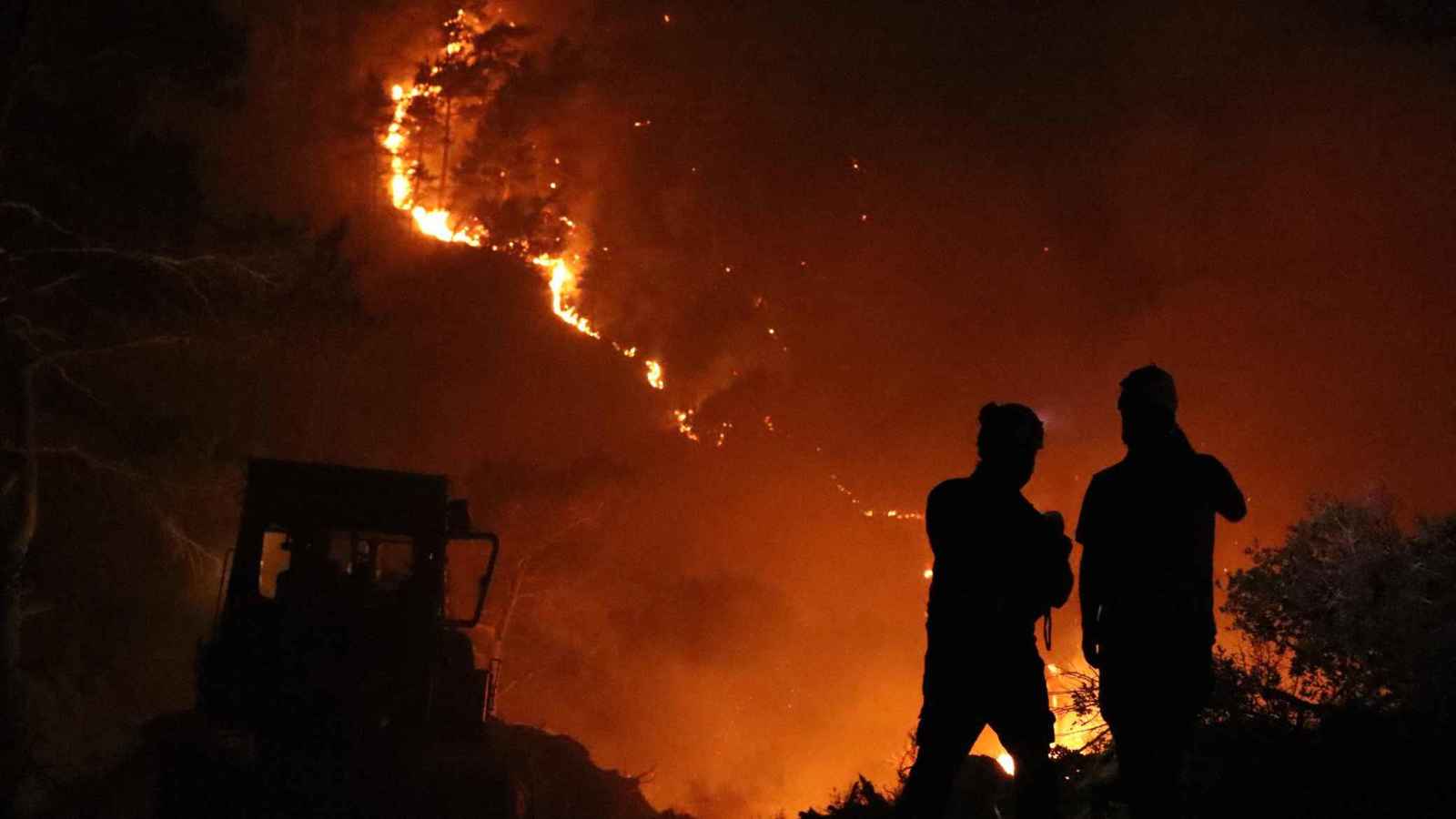 حرائق اللاذقية.. إخلاء قرى سورية والداخلية تدفع بقواتها (فيديو)