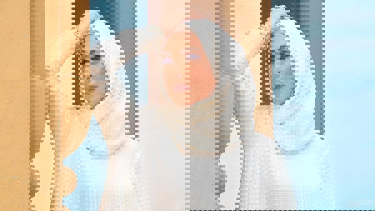 أمل حجازي تثير جدلاً بخلعها الحجاب (فيديو)