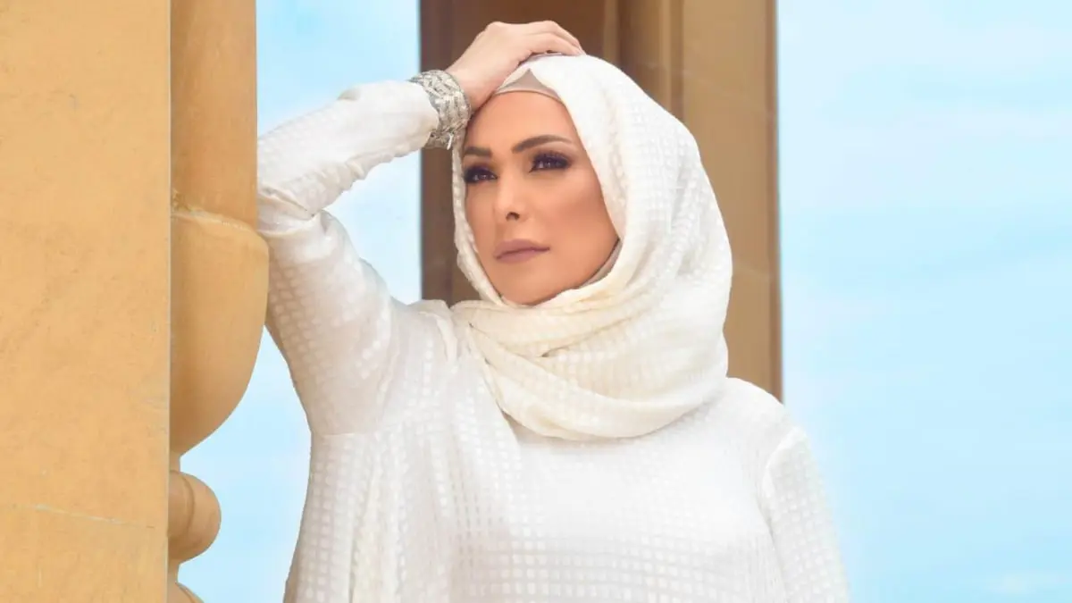 أمل حجازي تثير جدلاً بخلعها الحجاب (فيديو)