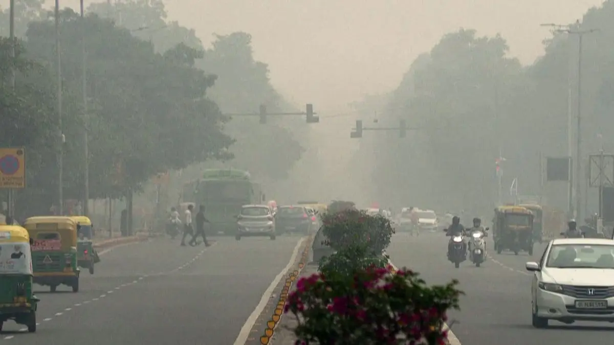 ضباب كثيف ملوّث يلف نيودلهي غداة عيد الأنوار الهندوسي