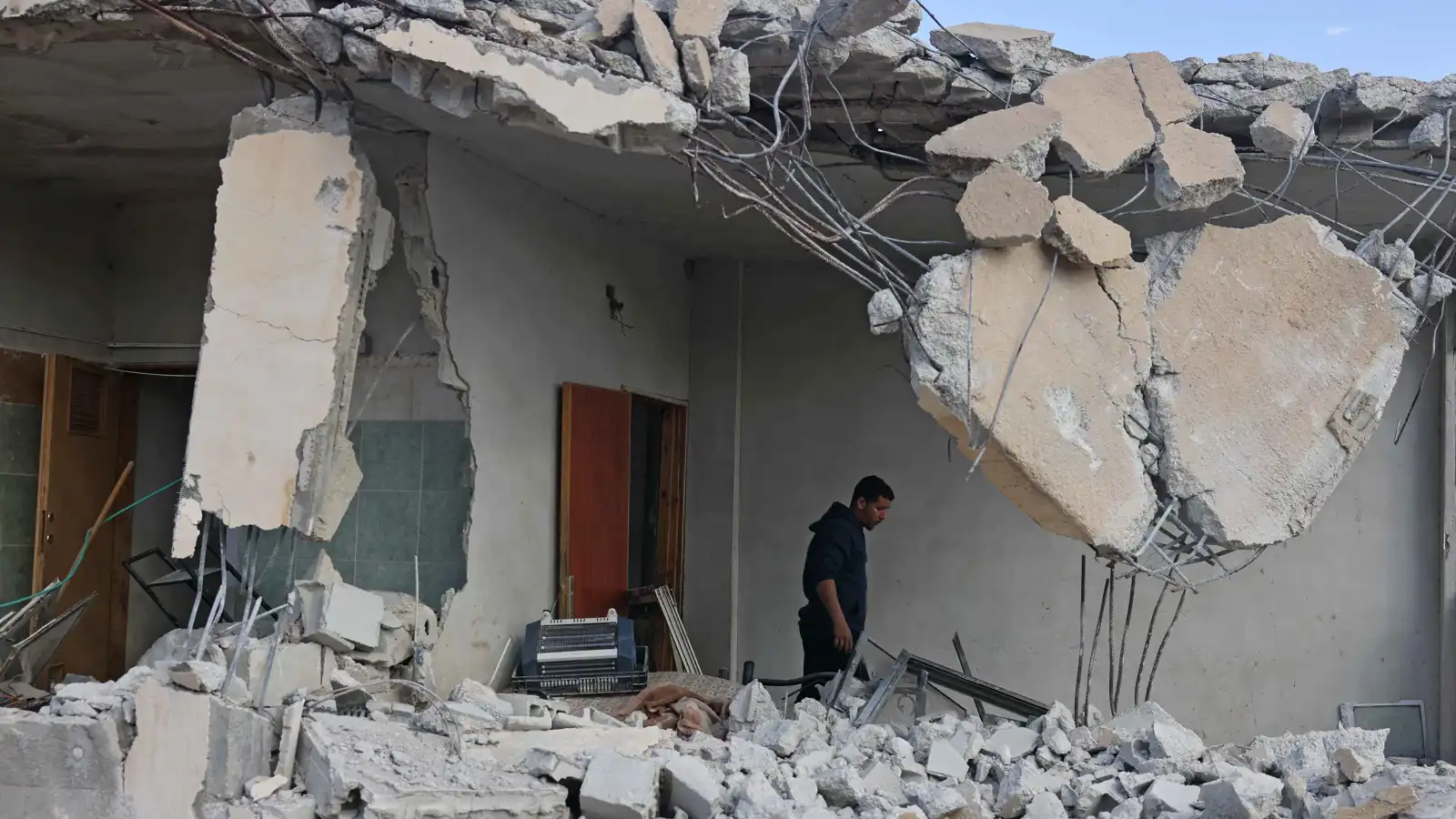 مستوطنون يحرقون منازل للفلسطينيين في مناطق بالضفة الغربية (فيديو)