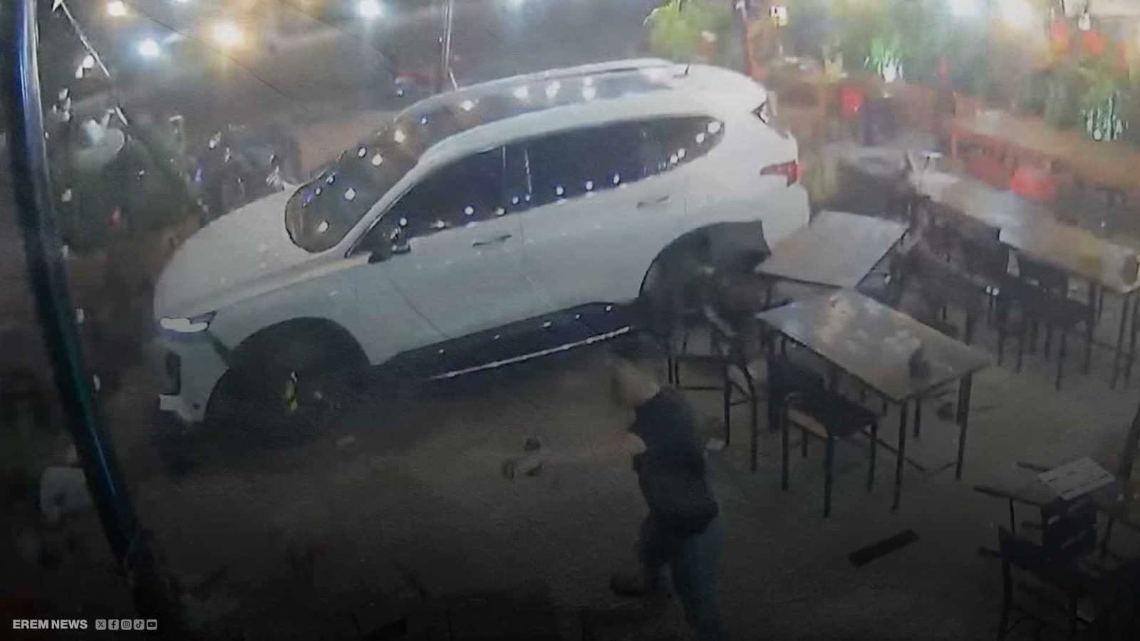 رجل يقتحم مطعمًا للانتقام من خصمه ويقتل امرأة دهسًا في فيتنام